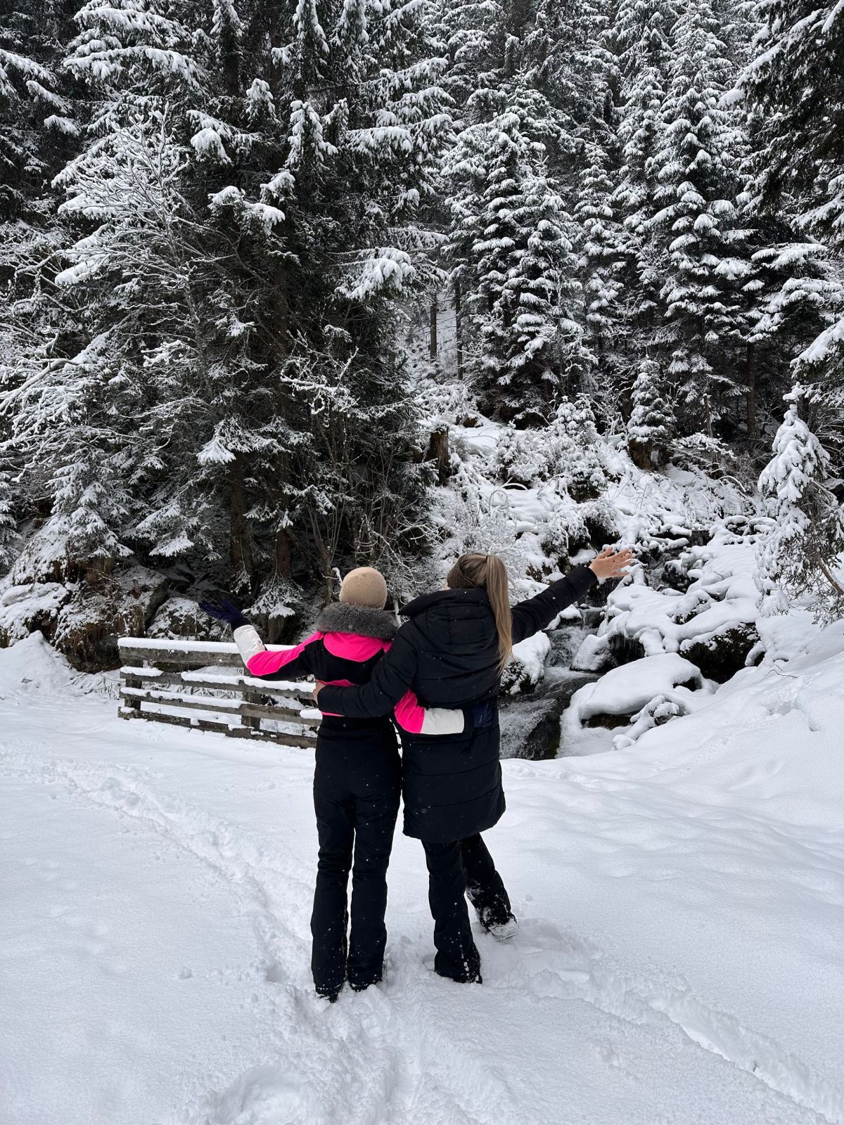 Winterwanderung zu zweit im verschneiten Wald