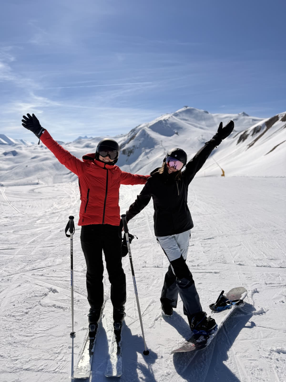 Arme hoch auf der Piste