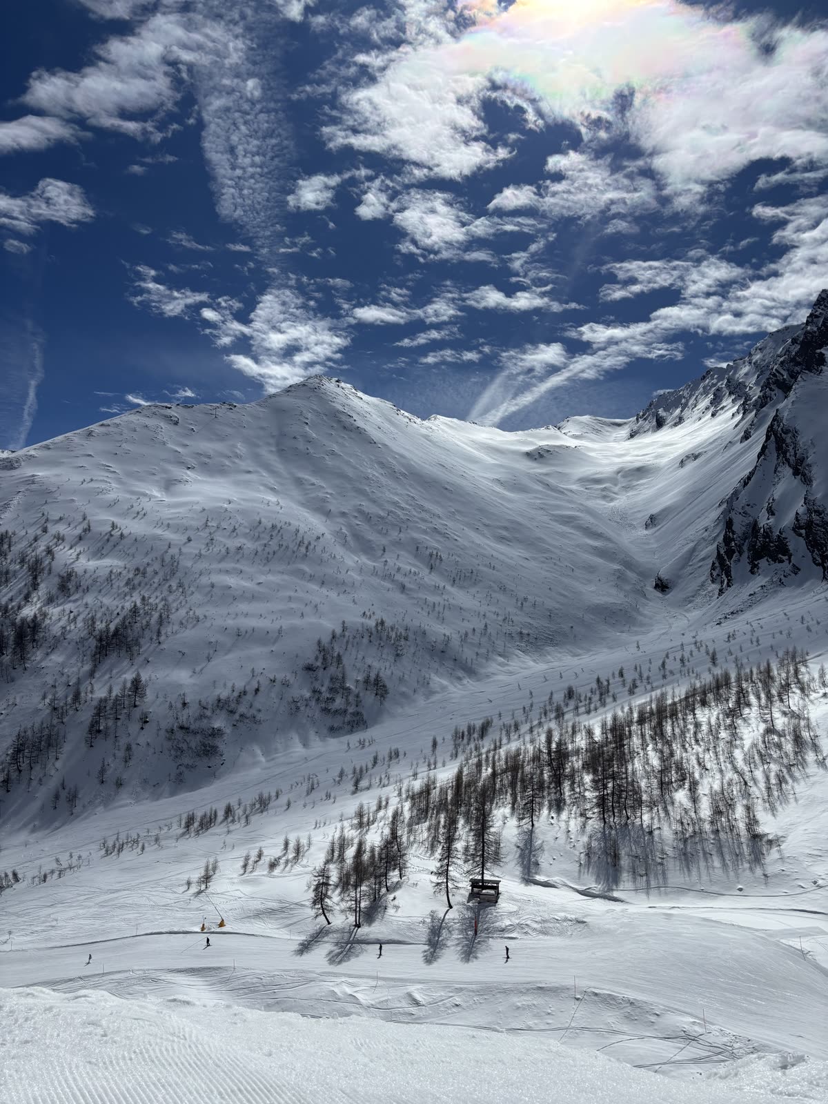 Tiefschnee und blauer Himmel