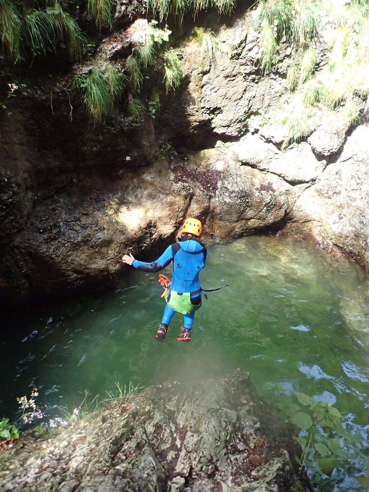 Sprung ins Becken beim Canyoning