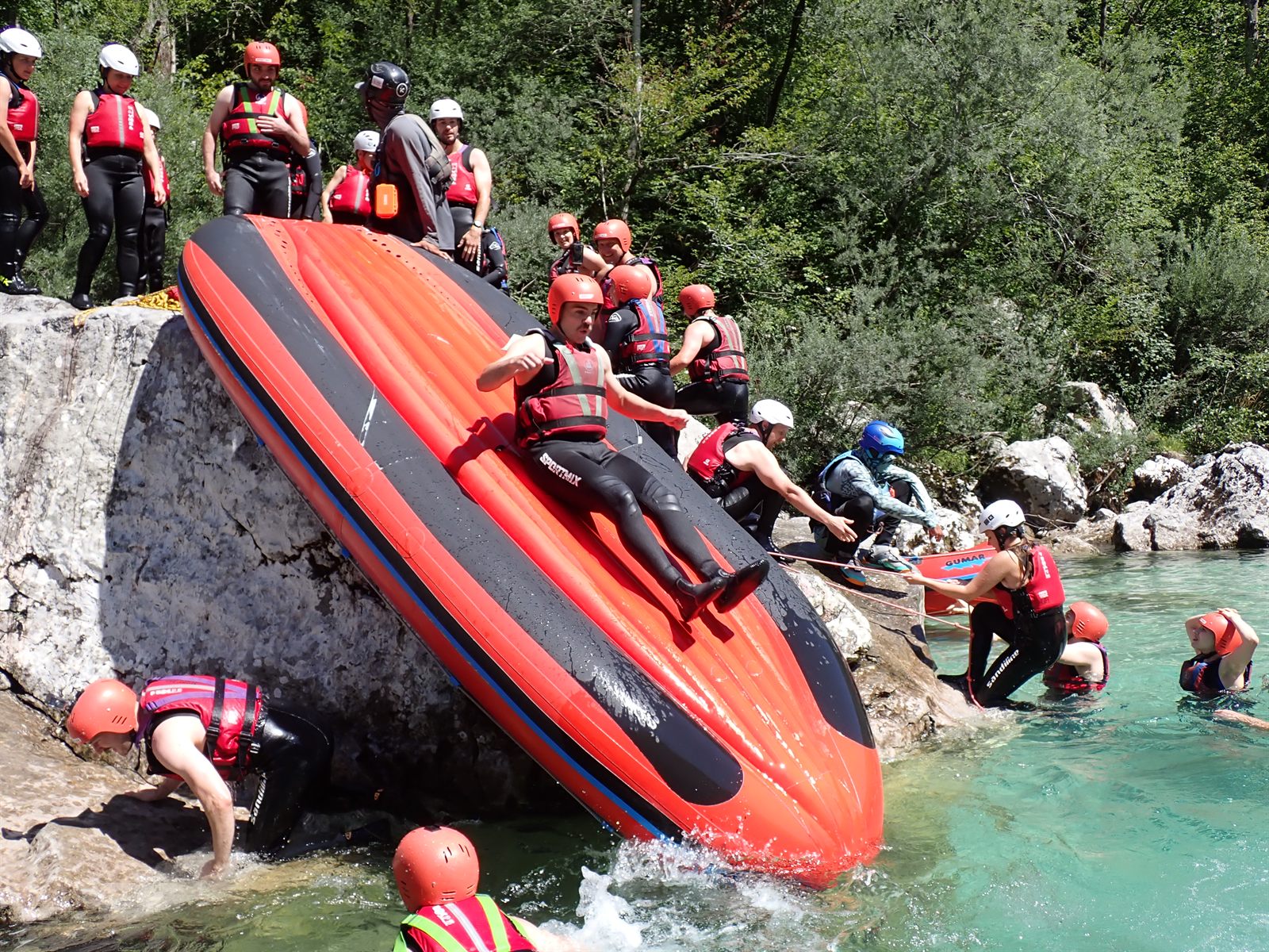 Pause am Felsen mitten im Fluss