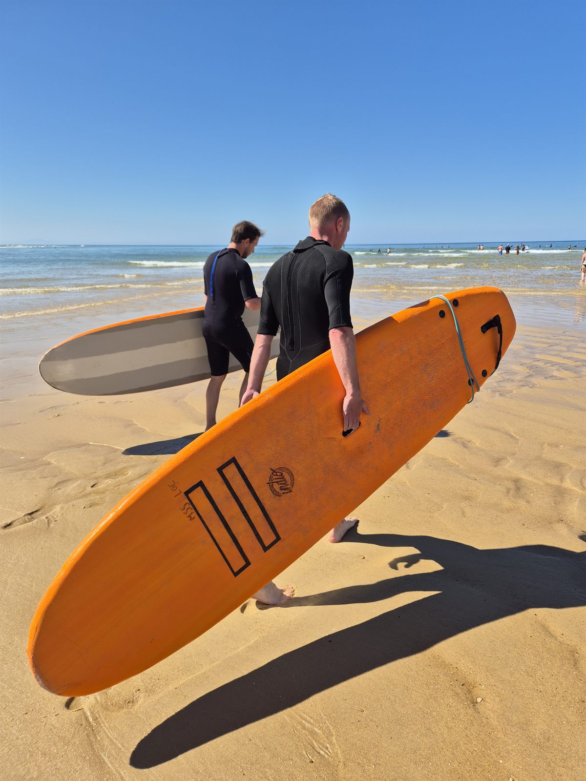 Mit dem Surfbrett zum Wasser in Moliets